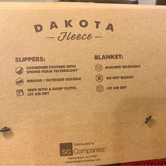 NWT Dakota slipper and blanket set! Sz M Buffalo Plaid and fleece! - Picture 5 of 8